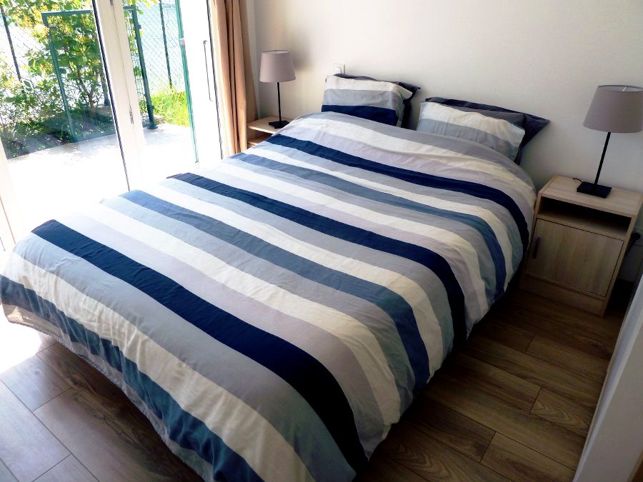 La chambre avec le lit double