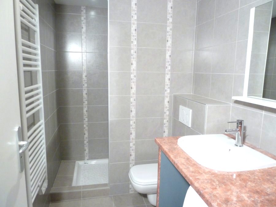 Salle de bains avec douche à l'italienne