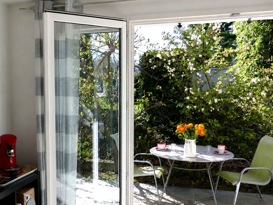 Vue du salon sur la terrasse privative