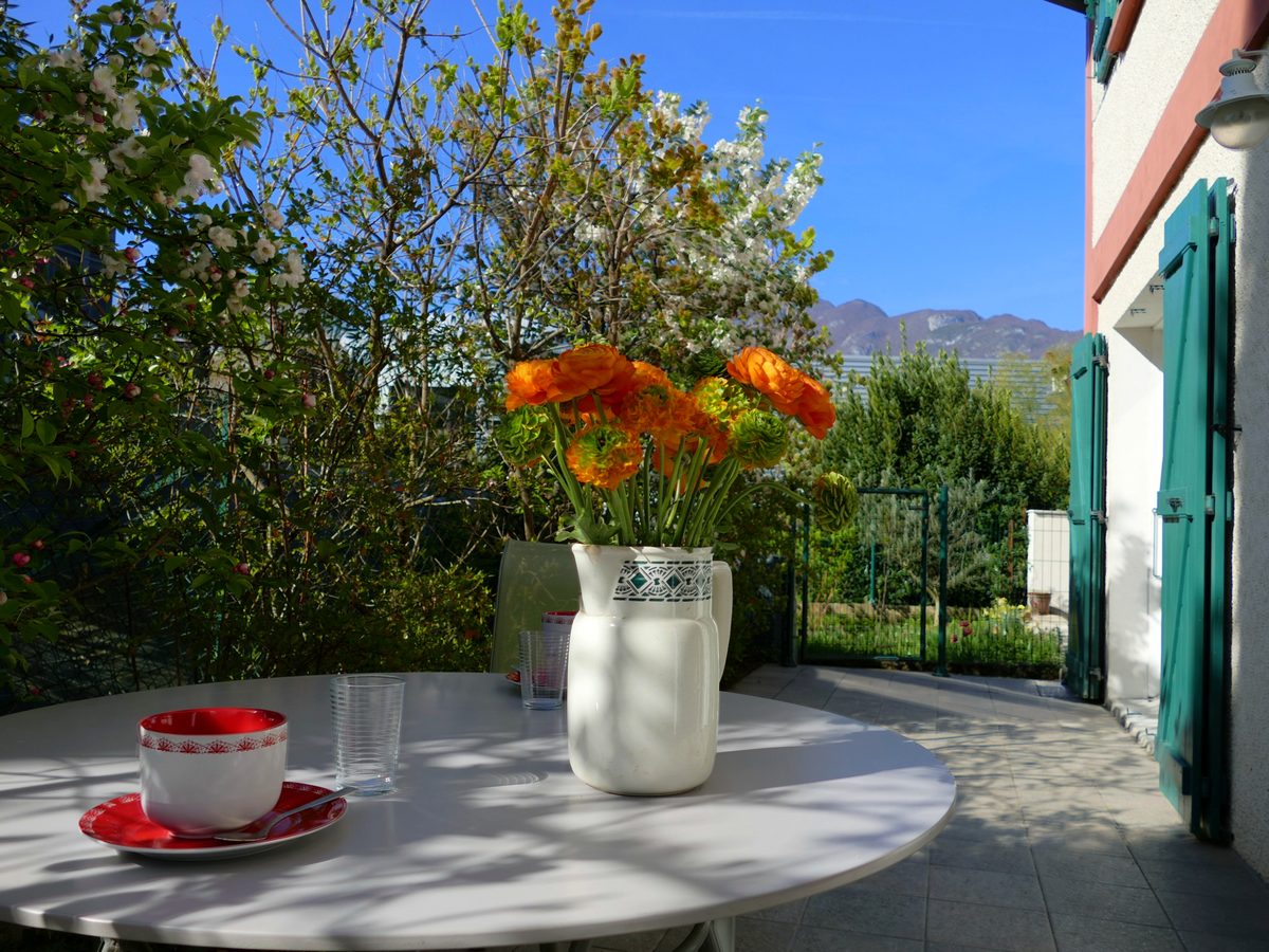 Terrasse privative ensoleillée avec vue sur la Dent du Chat