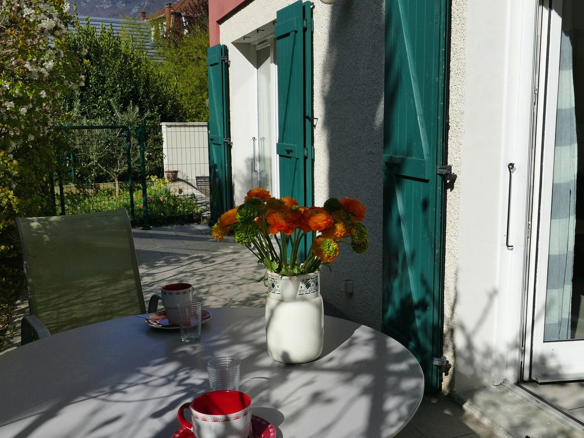Vue d'ensemble sur la terrasse et sur l'appartement