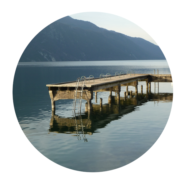 Ponton sur le lac du Bourget